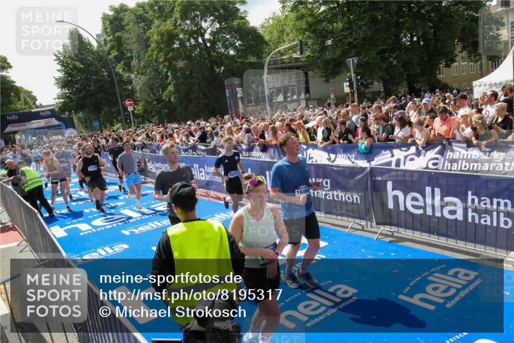 29.06.2025 - hella hamburg halbmarathon Michael Strokosch http://msf.ph/oto/8195317 29.06.2025 11:35:12 Ziel 4970, 6359, 7018, 7148, 9034, 9288, 10159, 11587, 11825, 11979, 15475, 15841, 16464, 18012, 18087, 18709, 19099 meine-sportfotos.de