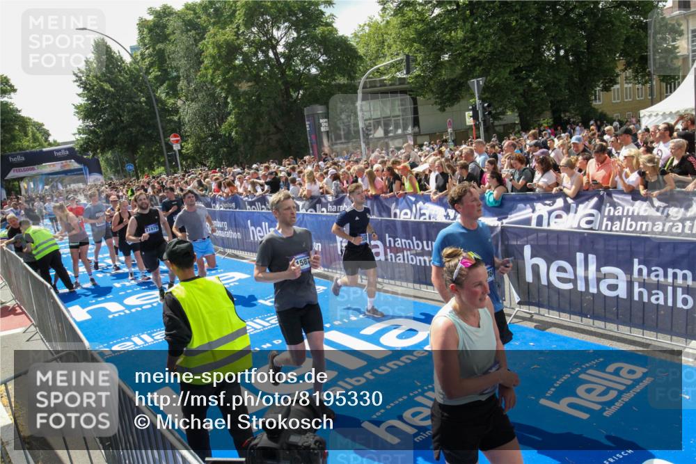 29.06.2025 - hella hamburg halbmarathon Michael Strokosch http://msf.ph/oto/8195330 29.06.2025 11:35:13 Ziel 4970, 6359, 7018, 7148, 7975, 9034, 9288, 10159, 11587, 11825, 11979, 15841, 16464, 18012, 18087, 18709, 19099 meine-sportfotos.de