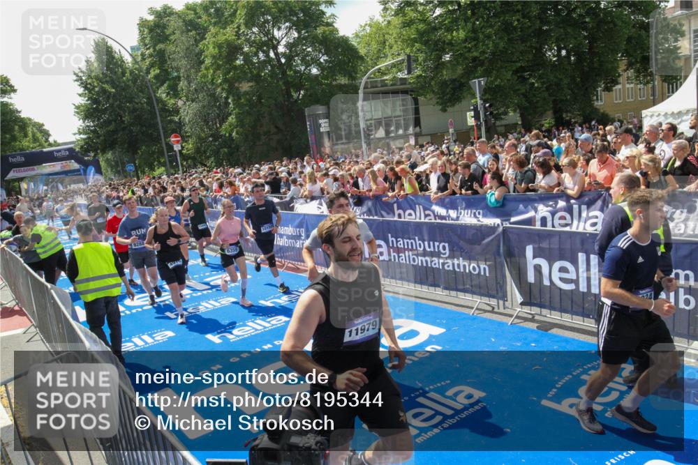 29.06.2025 - hella hamburg halbmarathon Michael Strokosch http://msf.ph/oto/8195344 29.06.2025 11:35:14 Ziel 4970, 5566, 6359, 7018, 7148, 7975, 9034, 9288, 10159, 11587, 11825, 11979, 15841, 16464, 18012, 18087, 18709 meine-sportfotos.de