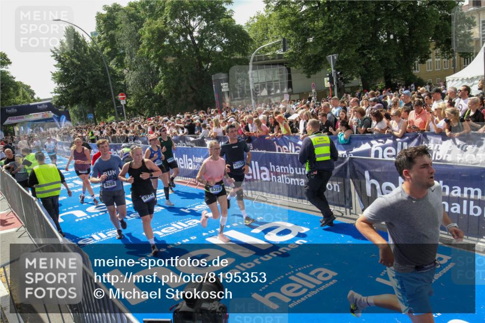 29.06.2025 - hella hamburg halbmarathon Michael Strokosch http://msf.ph/oto/8195353 29.06.2025 11:35:15 Ziel 4444, 4970, 5566, 6359, 7018, 7148, 7975, 9034, 9288, 10159, 11825, 11979, 15841, 18012, 18087, 18709 meine-sportfotos.de