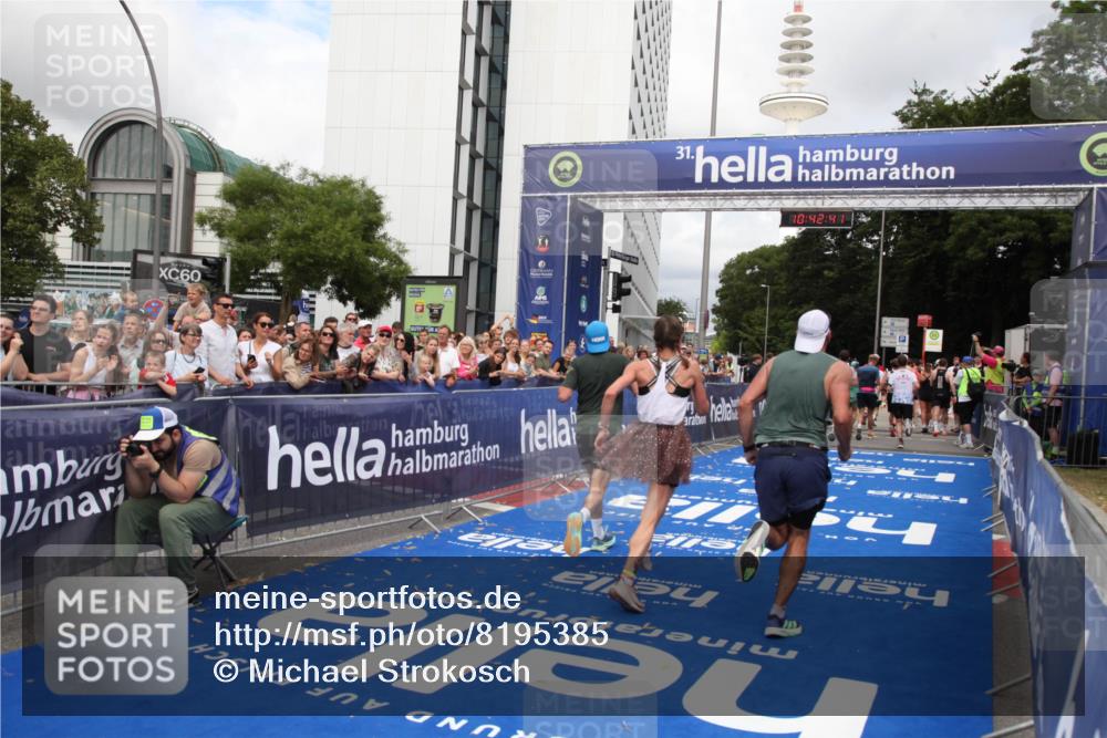 29.06.2025 - hella hamburg halbmarathon Michael Strokosch http://msf.ph/oto/8195385 29.06.2025 10:42:40 Ziel 1700, 1735, 4235, 7508, 13483, 16295, 17000, 17016, 18275, 18632, 18680 meine-sportfotos.de