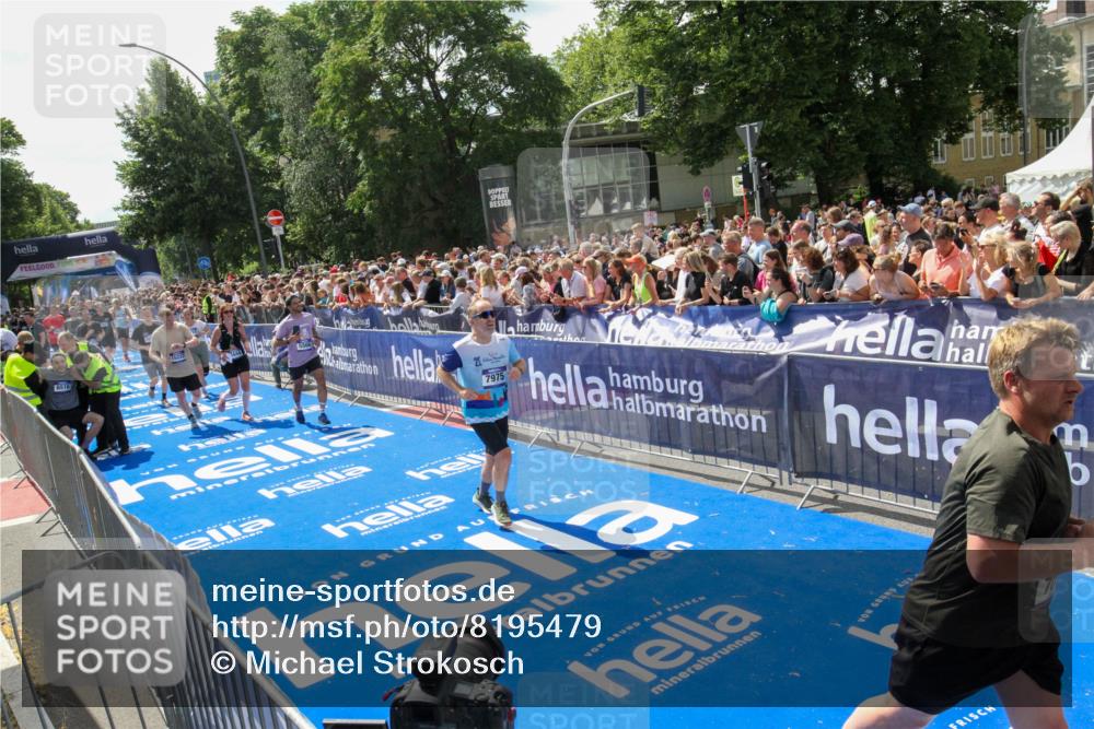 29.06.2025 - hella hamburg halbmarathon Michael Strokosch http://msf.ph/oto/8195479 29.06.2025 11:35:20 Ziel 4444, 5566, 5601, 5718, 7018, 7975, 9875, 10434, 13437, 15222, 18478, 18709 meine-sportfotos.de