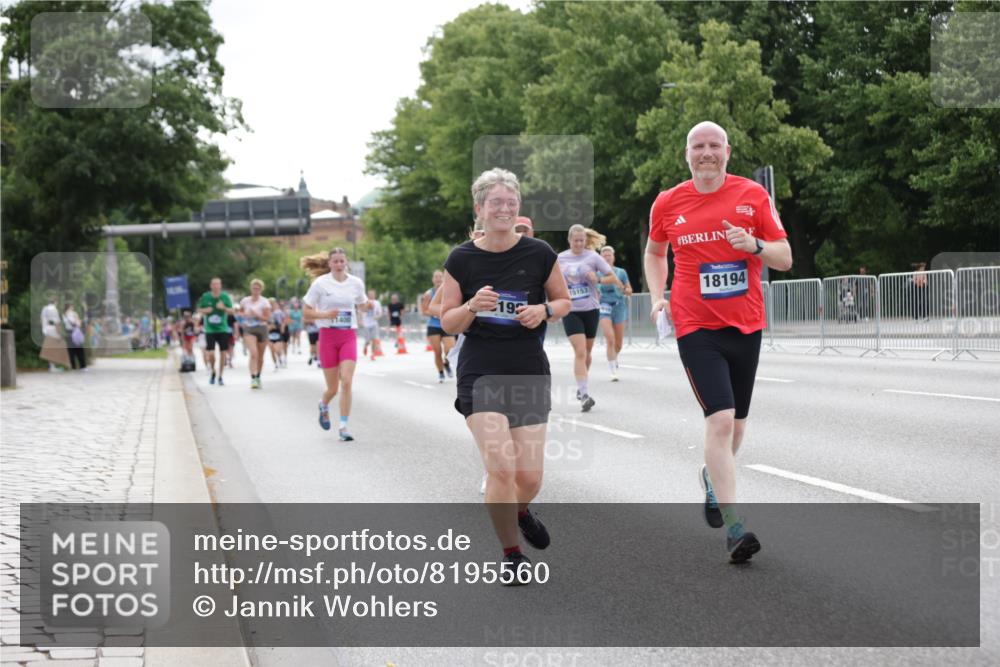 29.06.2025 - hella hamburg halbmarathon Jannik Wohlers http://msf.ph/oto/8195560 29.06.2025 10:24:37 Lombardsbrücke 1740, 2000, 2108, 2249, 3920, 4008, 4010, 4444, 5126, 7778, 8083, 9573, 11400, 11921, 14649, 15153, 15679, 15942, 17185, 17954, 18194, 18198 meine-sportfotos.de