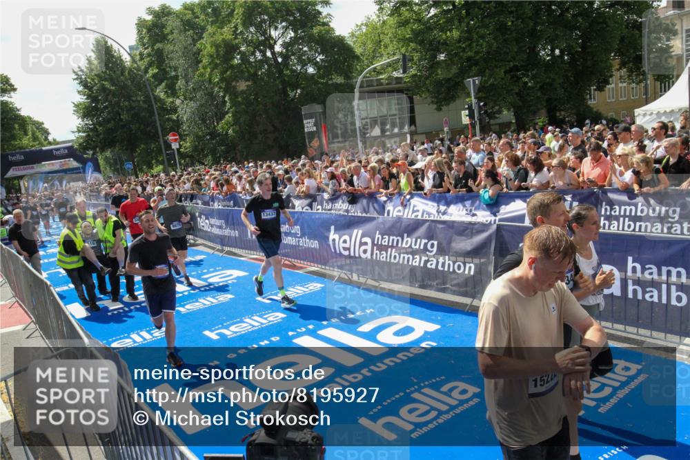 29.06.2025 - hella hamburg halbmarathon Michael Strokosch http://msf.ph/oto/8195927 29.06.2025 11:35:25 Ziel 3145, 5138, 5601, 5718, 6516, 6695, 6696, 9875, 10434, 10487, 13437, 15222, 17690, 18191, 18478 meine-sportfotos.de