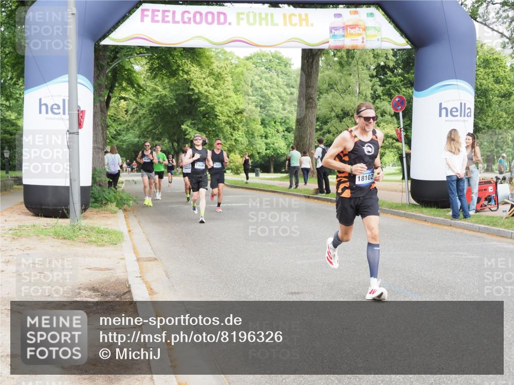 29.06.2025 - hella hamburg halbmarathon MichiJ http://msf.ph/oto/8196326 29.06.2025 10:20:48 Zwischen KM18-KM19 15835, 18102, 19118 meine-sportfotos.de