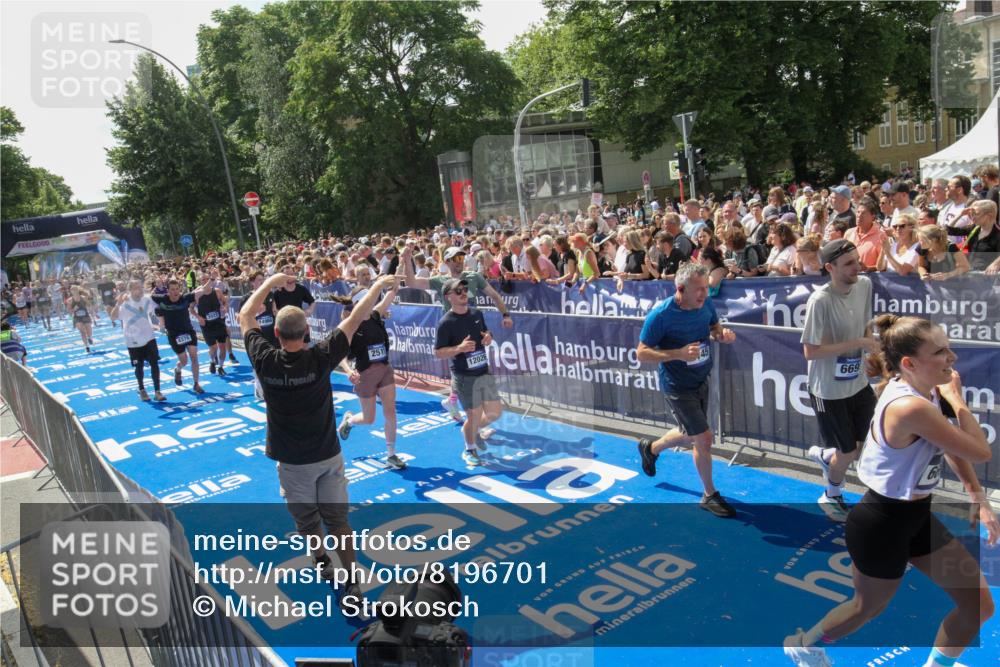 29.06.2025 - hella hamburg halbmarathon Michael Strokosch http://msf.ph/oto/8196701 29.06.2025 11:35:33 Ziel 2022, 2510, 2511, 2787, 3145, 3877, 4375, 4376, 6695, 6696, 9258, 9370, 11635, 12026, 13240, 13657, 14956, 15119, 15488, 18191, 18479 meine-sportfotos.de