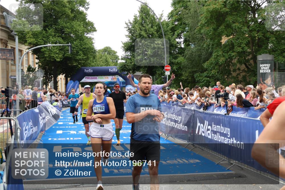 29.06.2025 - hella hamburg halbmarathon Zöllner http://msf.ph/oto/8196741 29.06.2025 10:46:00 Ziel 2189, 3477, 4277, 6532, 8269, 8577, 8871, 10792, 11821, 12084, 14462, 14911, 15149, 17008, 18185, 19116 meine-sportfotos.de