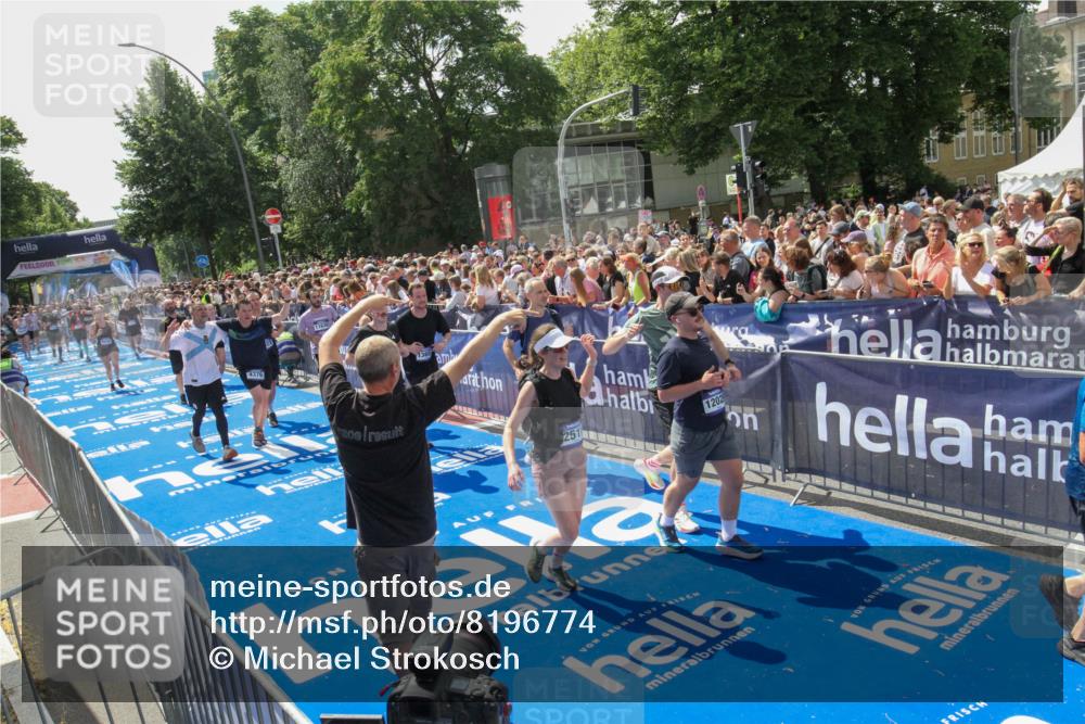 29.06.2025 - hella hamburg halbmarathon Michael Strokosch http://msf.ph/oto/8196774 29.06.2025 11:35:34 Ziel 2022, 2510, 2511, 2787, 3145, 3877, 4375, 4376, 5789, 9258, 9370, 11635, 12026, 13240, 13657, 14956, 15119, 15488, 18479 meine-sportfotos.de