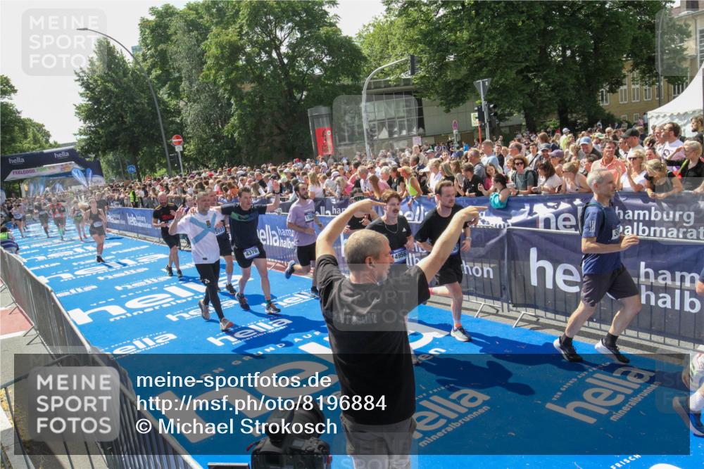 29.06.2025 - hella hamburg halbmarathon Michael Strokosch http://msf.ph/oto/8196884 29.06.2025 11:35:35 Ziel 2022, 2510, 2511, 2787, 3877, 4375, 4376, 5789, 9258, 9370, 11635, 12026, 13240, 13414, 13657, 14956, 15119, 15488, 18479 meine-sportfotos.de