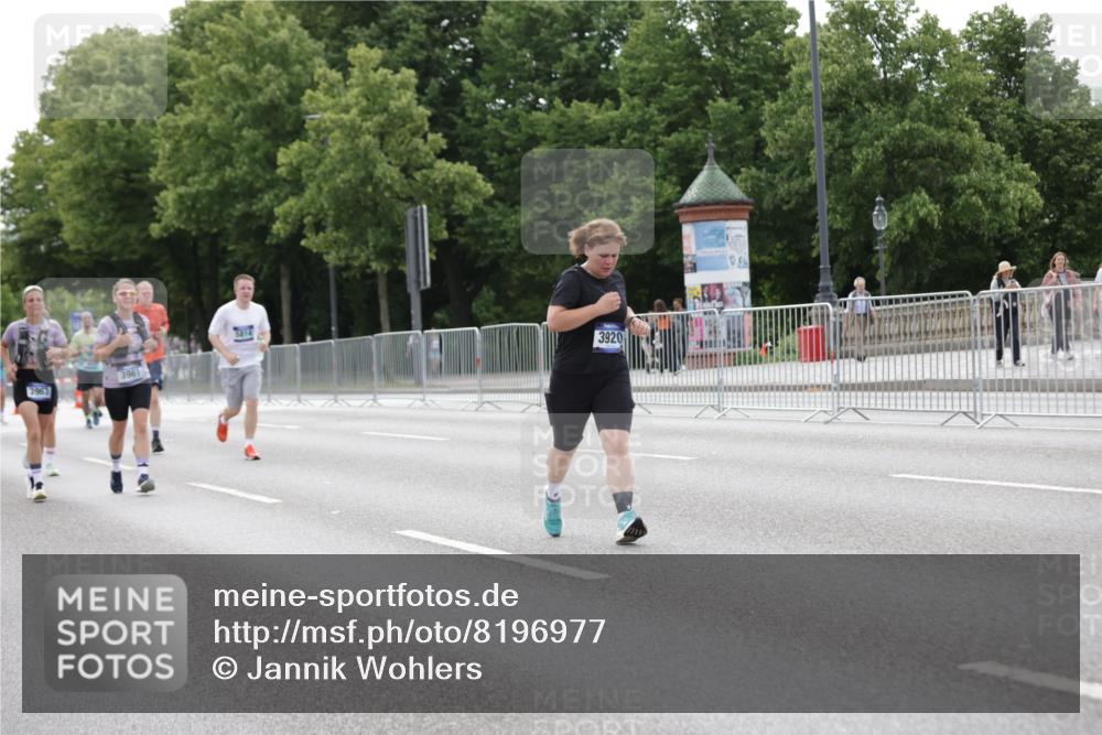 29.06.2025 - hella hamburg halbmarathon Jannik Wohlers http://msf.ph/oto/8196977 29.06.2025 10:24:47 Lombardsbrücke 1627, 1740, 2000, 3920, 3961, 3963, 5564, 5814, 7778, 8083, 8962, 9573, 9927, 11400, 11921, 13510, 14086, 14649, 15153, 15679, 16421, 16422, 17185, 17954 meine-sportfotos.de