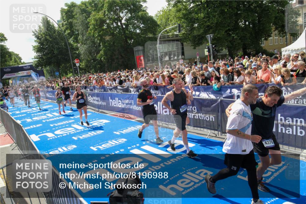 29.06.2025 - hella hamburg halbmarathon Michael Strokosch http://msf.ph/oto/8196988 29.06.2025 11:35:37 Ziel 2022, 2787, 4375, 4376, 4413, 5789, 9258, 9370, 11635, 13240, 13414, 14114, 15119, 15488, 18479 meine-sportfotos.de