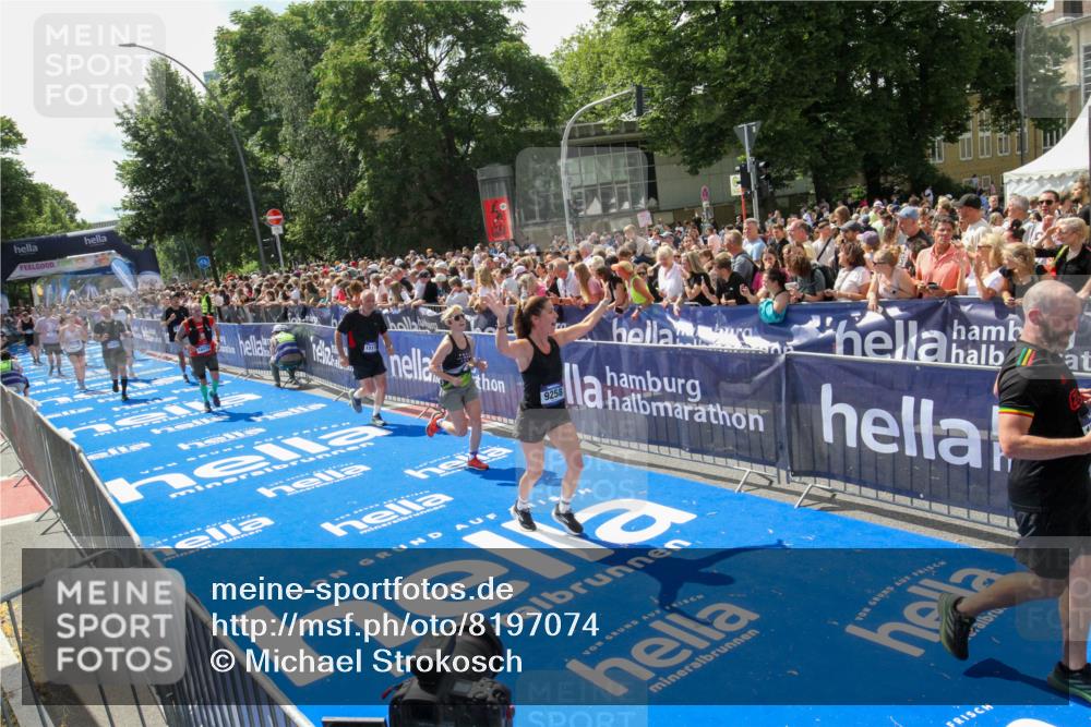 29.06.2025 - hella hamburg halbmarathon Michael Strokosch http://msf.ph/oto/8197074 29.06.2025 11:35:38 Ziel 2022, 2787, 4413, 5789, 6218, 9258, 9765, 13240, 13414, 14114, 15119, 15488, 18169, 18479 meine-sportfotos.de