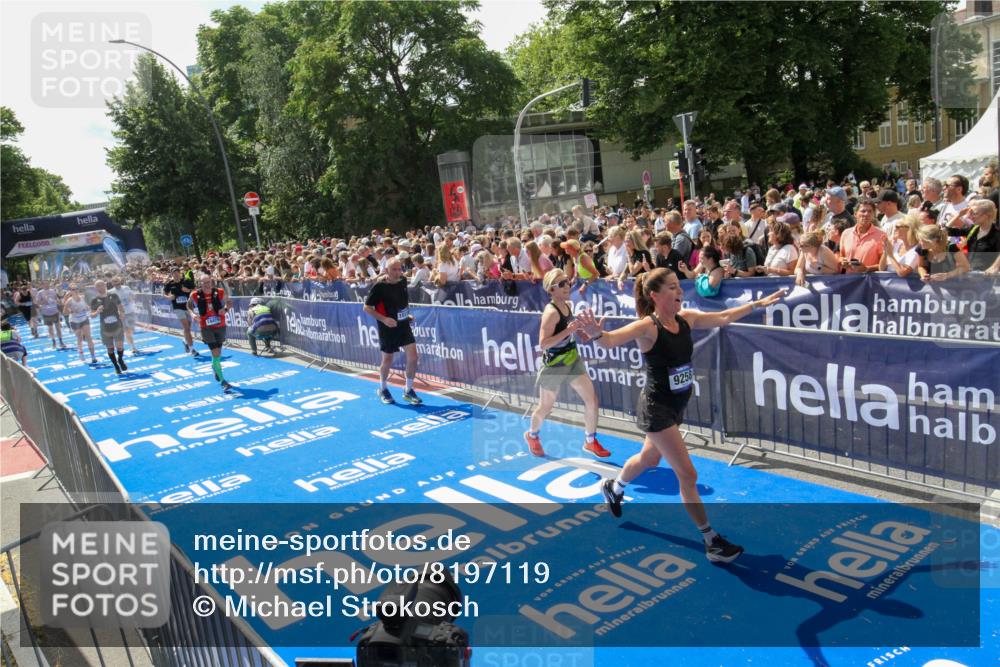 29.06.2025 - hella hamburg halbmarathon Michael Strokosch http://msf.ph/oto/8197119 29.06.2025 11:35:39 Ziel 4413, 5789, 6218, 9117, 9258, 9765, 13240, 13414, 14114, 15119, 15120, 15488, 18169, 18479 meine-sportfotos.de