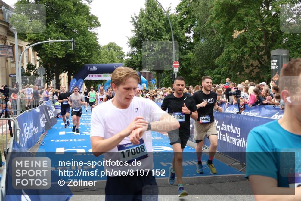 29.06.2025 - hella hamburg halbmarathon Zöllner http://msf.ph/oto/8197152 29.06.2025 10:46:07 Ziel 2189, 5648, 6460, 7961, 8269, 9585, 11936, 12269, 13630, 14462, 14804, 18081, 18702 meine-sportfotos.de