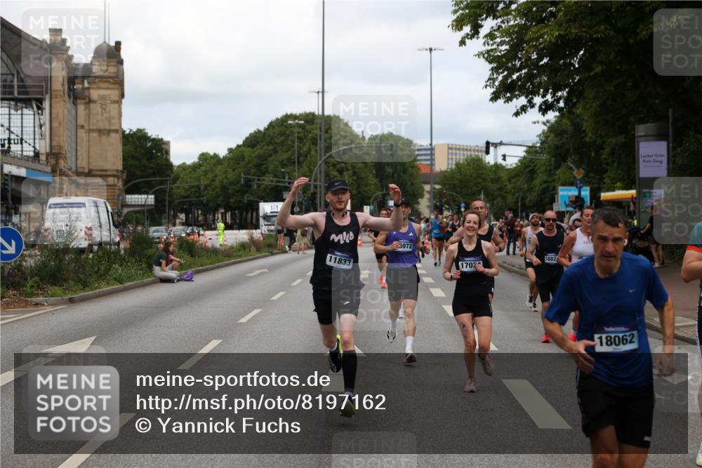 29.06.2025 - hella hamburg halbmarathon Yannick Fuchs http://msf.ph/oto/8197162 29.06.2025 10:31:42 20KM 1411, 2767, 4860, 4865, 5003, 5092, 5307, 5315, 5961, 6123, 6529, 7310, 7482, 8121, 8362, 9178, 9296, 9914, 10680, 10738, 11833, 13141, 13854, 13972, 14387, 14459, 14691, 14934, 15178, 15261, 15939, 16523, 17024, 17125, 17306, 17658, 17723, 18038, 18062, 18384, 18733, 18824 meine-sportfotos.de