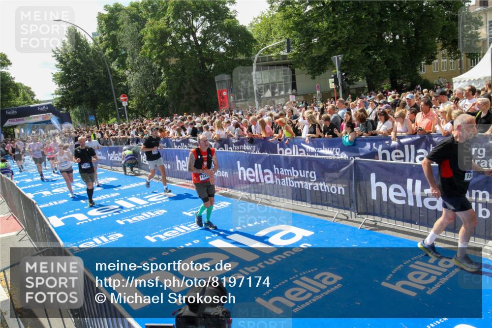 29.06.2025 - hella hamburg halbmarathon Michael Strokosch http://msf.ph/oto/8197174 29.06.2025 11:35:40 Ziel 2172, 4413, 5789, 6218, 9115, 9117, 9258, 9765, 13240, 13414, 14114, 15119, 15120, 18169, 18479 meine-sportfotos.de