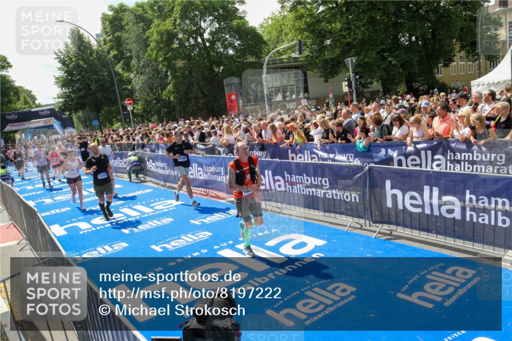 29.06.2025 - hella hamburg halbmarathon Michael Strokosch http://msf.ph/oto/8197222 29.06.2025 11:35:41 Ziel 2172, 4413, 5789, 6218, 9115, 9117, 9765, 13240, 13414, 13492, 14114, 15119, 15120, 18169, 18479 meine-sportfotos.de