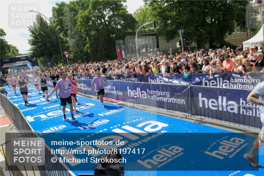 29.06.2025 - hella hamburg halbmarathon Michael Strokosch http://msf.ph/oto/8197417 29.06.2025 11:35:44 Ziel 1352, 1883, 2172, 4413, 6218, 7849, 8881, 9115, 9117, 9765, 13414, 13492, 14114, 15120, 15972, 16937, 18169, 18792 meine-sportfotos.de