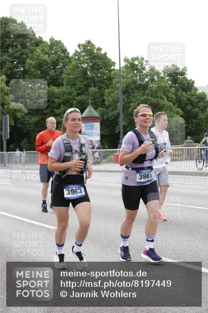 29.06.2025 - hella hamburg halbmarathon Jannik Wohlers http://msf.ph/oto/8197449 29.06.2025 10:24:52 Lombardsbrücke 1627, 2000, 2278, 3920, 3961, 3963, 5564, 5814, 6869, 8083, 8962, 9927, 11921, 13510, 14086, 14649, 15016, 15119, 15153, 15679, 16421, 16422 meine-sportfotos.de