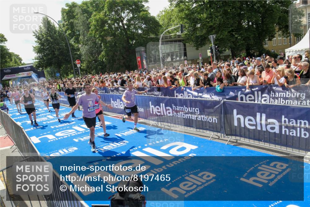29.06.2025 - hella hamburg halbmarathon Michael Strokosch http://msf.ph/oto/8197465 29.06.2025 11:35:45 Ziel 1352, 1883, 2172, 4413, 6218, 7849, 8881, 9115, 9117, 9438, 9765, 13492, 14114, 15120, 15972, 16937, 18169, 18792 meine-sportfotos.de