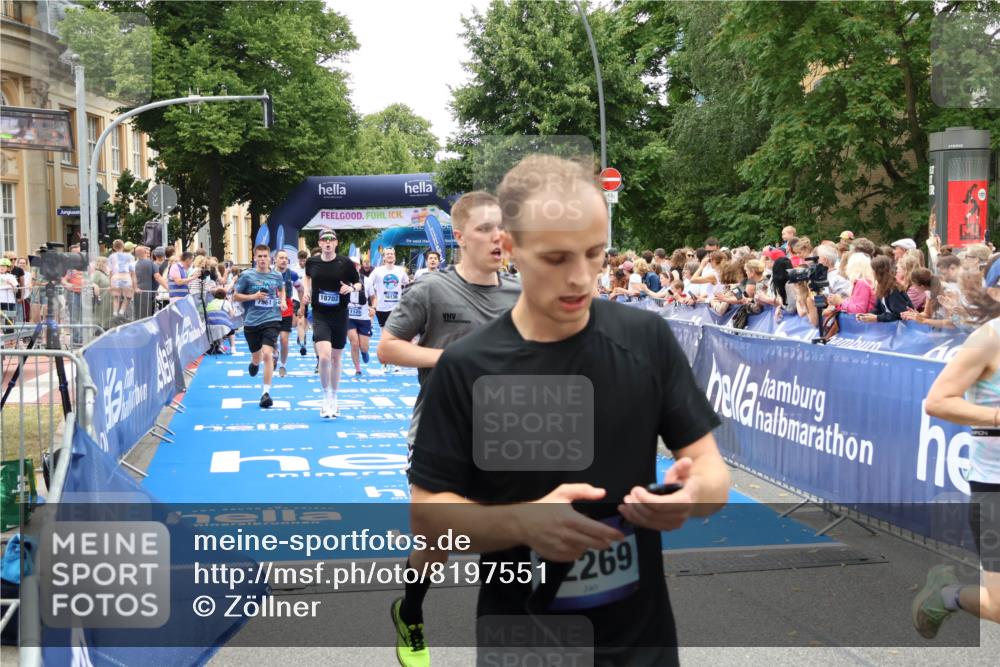 29.06.2025 - hella hamburg halbmarathon Zöllner http://msf.ph/oto/8197551 29.06.2025 10:46:13 Ziel 1569, 1759, 2590, 2707, 3087, 6388, 7450, 7961, 9585, 10796, 11094, 11125, 13630, 16136, 16466, 16475, 18702, 18797 meine-sportfotos.de