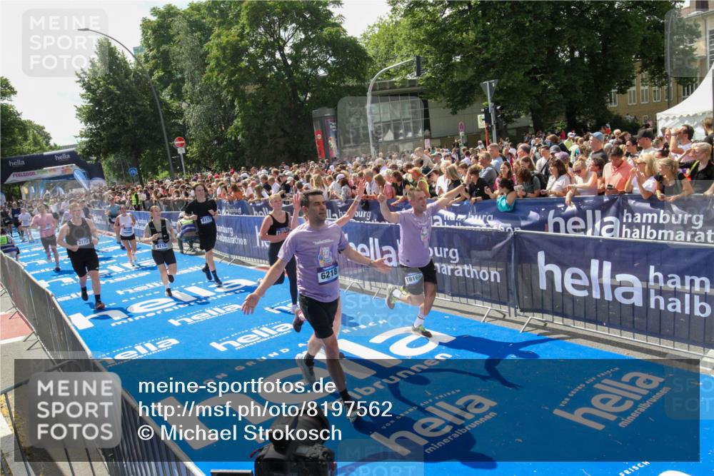 29.06.2025 - hella hamburg halbmarathon Michael Strokosch http://msf.ph/oto/8197562 29.06.2025 11:35:46 Ziel 1352, 1883, 2172, 4650, 6218, 7849, 8530, 8881, 9115, 9117, 9438, 9765, 13165, 13492, 15120, 15972, 16937, 18169, 18792 meine-sportfotos.de