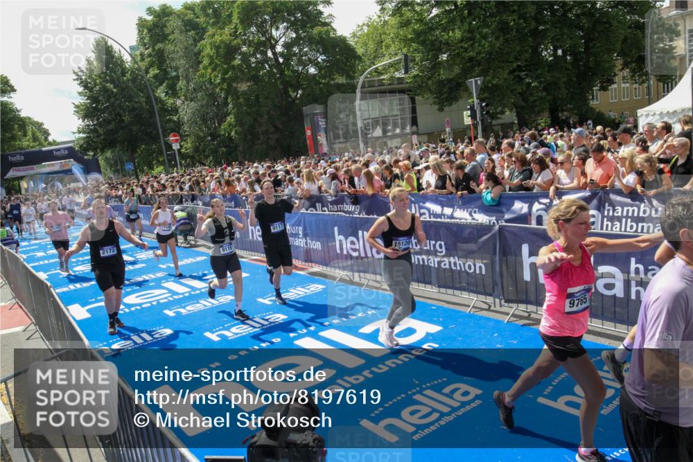 29.06.2025 - hella hamburg halbmarathon Michael Strokosch http://msf.ph/oto/8197619 29.06.2025 11:35:47 Ziel 1352, 1883, 2172, 4650, 6218, 7849, 8530, 8881, 9115, 9117, 9438, 9765, 10071, 13165, 13492, 15120, 15972, 16885, 16937, 18169, 18792 meine-sportfotos.de