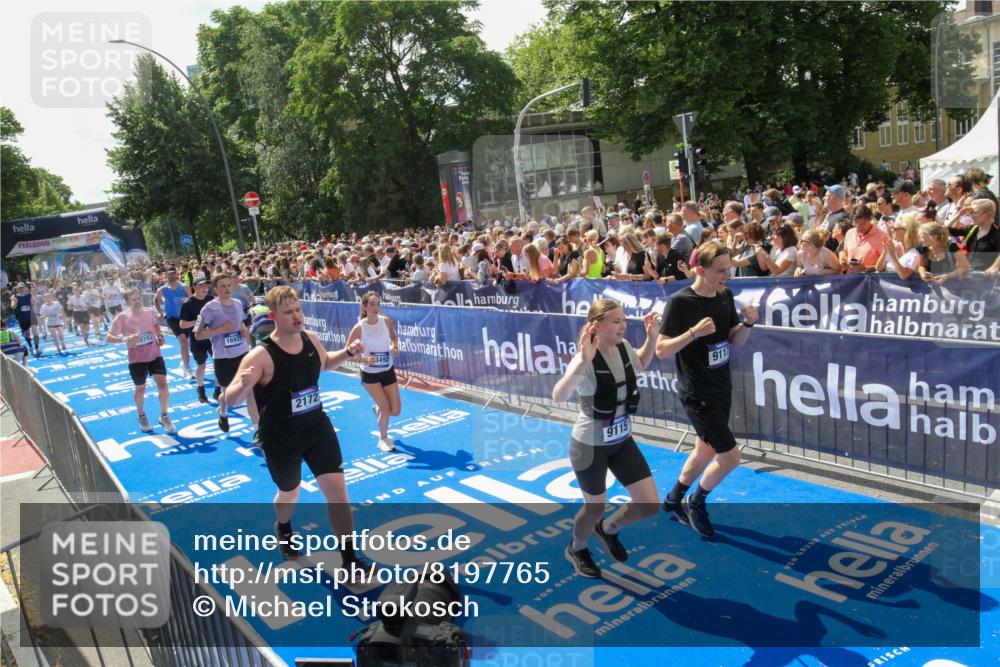 29.06.2025 - hella hamburg halbmarathon Michael Strokosch http://msf.ph/oto/8197765 29.06.2025 11:35:48 Ziel 1189, 1352, 1883, 2172, 4650, 7849, 8530, 8881, 9115, 9117, 9438, 10071, 13165, 13492, 15120, 15972, 16885, 16937, 17798, 18792 meine-sportfotos.de
