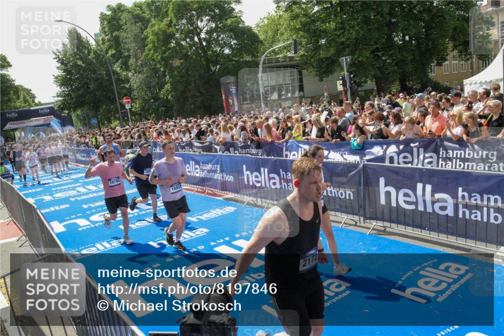 29.06.2025 - hella hamburg halbmarathon Michael Strokosch http://msf.ph/oto/8197846 29.06.2025 11:35:49 Ziel 1189, 1352, 1883, 2172, 4650, 7707, 7849, 8530, 8881, 9115, 9438, 10071, 13165, 13492, 15972, 16885, 16937, 17798, 18792 meine-sportfotos.de