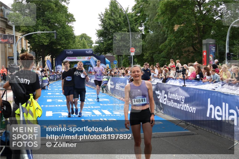 29.06.2025 - hella hamburg halbmarathon Zöllner http://msf.ph/oto/8197892 29.06.2025 10:35:48 Ziel 12462, 12899, 16119 meine-sportfotos.de
