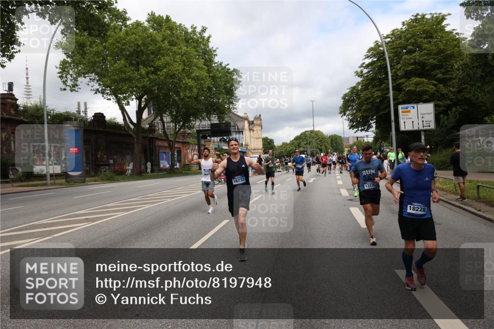 29.06.2025 - hella hamburg halbmarathon Yannick Fuchs http://msf.ph/oto/8197948 29.06.2025 10:44:29 20KM 1119, 1216, 1321, 1399, 1507, 1630, 2020, 2234, 3296, 3852, 3947, 4127, 4346, 4933, 5115, 5894, 6662, 6712, 6795, 7176, 7583, 7930, 7932, 8153, 8313, 8572, 8657, 8704, 9303, 10371, 10750, 11356, 11455, 11607, 12235, 12527, 12624, 13008, 13282, 13609, 13758, 13812, 14034, 14257, 15803, 15950, 16000, 16242, 16716, 16732, 16806, 16887, 17247, 17319, 17384, 18066, 18228, 18229, 18370, 18451, 18499, 18657, 18658, 18811, 18884 meine-sportfotos.de