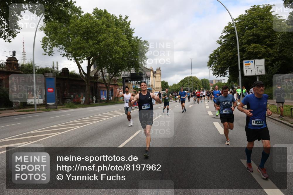 29.06.2025 - hella hamburg halbmarathon Yannick Fuchs http://msf.ph/oto/8197962 29.06.2025 10:44:29 20KM 1119, 1216, 1321, 1399, 1507, 1630, 2020, 2234, 3296, 3852, 3947, 4127, 4346, 4933, 5115, 5894, 6662, 6712, 6795, 7176, 7583, 7930, 7932, 8153, 8313, 8572, 8657, 8704, 9303, 10371, 10750, 11356, 11455, 11607, 12235, 12527, 12624, 13008, 13282, 13609, 13758, 13812, 14034, 14257, 15803, 15950, 16000, 16242, 16716, 16732, 16806, 16887, 17247, 17319, 17384, 18066, 18228, 18229, 18370, 18451, 18499, 18657, 18658, 18811, 18884 meine-sportfotos.de