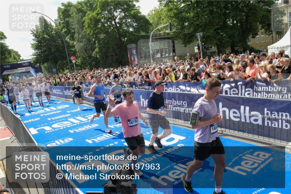 29.06.2025 - hella hamburg halbmarathon Michael Strokosch http://msf.ph/oto/8197963 29.06.2025 11:35:50 Ziel 1189, 1352, 1597, 1883, 4650, 7707, 7849, 8530, 8881, 9438, 10071, 13165, 13492, 15972, 16885, 16937, 17349, 17798, 18792 meine-sportfotos.de