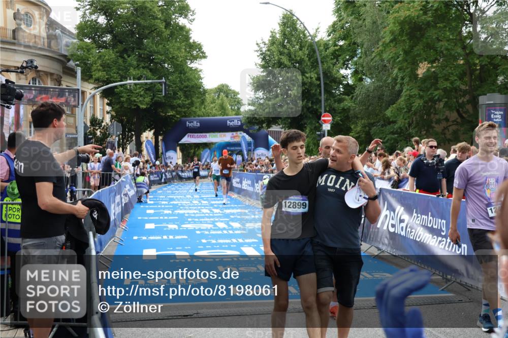 29.06.2025 - hella hamburg halbmarathon Zöllner http://msf.ph/oto/8198061 29.06.2025 10:35:52 Ziel 3843, 13252, 15161, 16119 meine-sportfotos.de