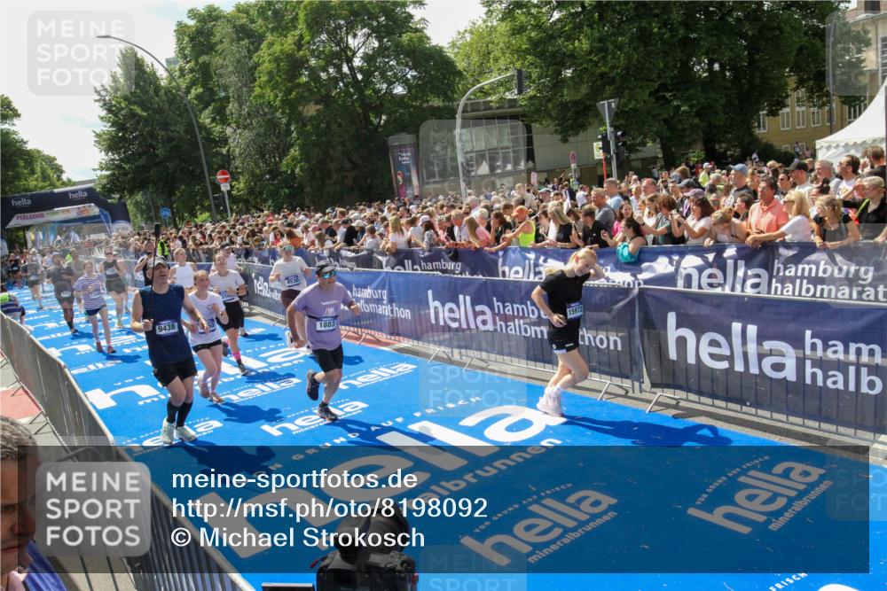 29.06.2025 - hella hamburg halbmarathon Michael Strokosch http://msf.ph/oto/8198092 29.06.2025 11:35:52 Ziel 1189, 1352, 1597, 1883, 4333, 4650, 7707, 8530, 8881, 9438, 10071, 13165, 15972, 16885, 17349, 17798 meine-sportfotos.de
