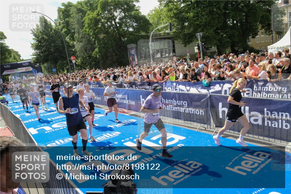 29.06.2025 - hella hamburg halbmarathon Michael Strokosch http://msf.ph/oto/8198122 29.06.2025 11:35:53 Ziel 1189, 1597, 1883, 4333, 4650, 7707, 8530, 9438, 10071, 13165, 14930, 15972, 16885, 17349, 17798 meine-sportfotos.de