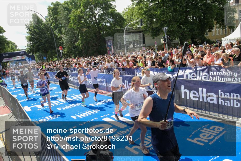 29.06.2025 - hella hamburg halbmarathon Michael Strokosch http://msf.ph/oto/8198234 29.06.2025 11:35:54 Ziel 1189, 1597, 4333, 4650, 6905, 7707, 8530, 9438, 10071, 13165, 14930, 16885, 17349, 17798 meine-sportfotos.de