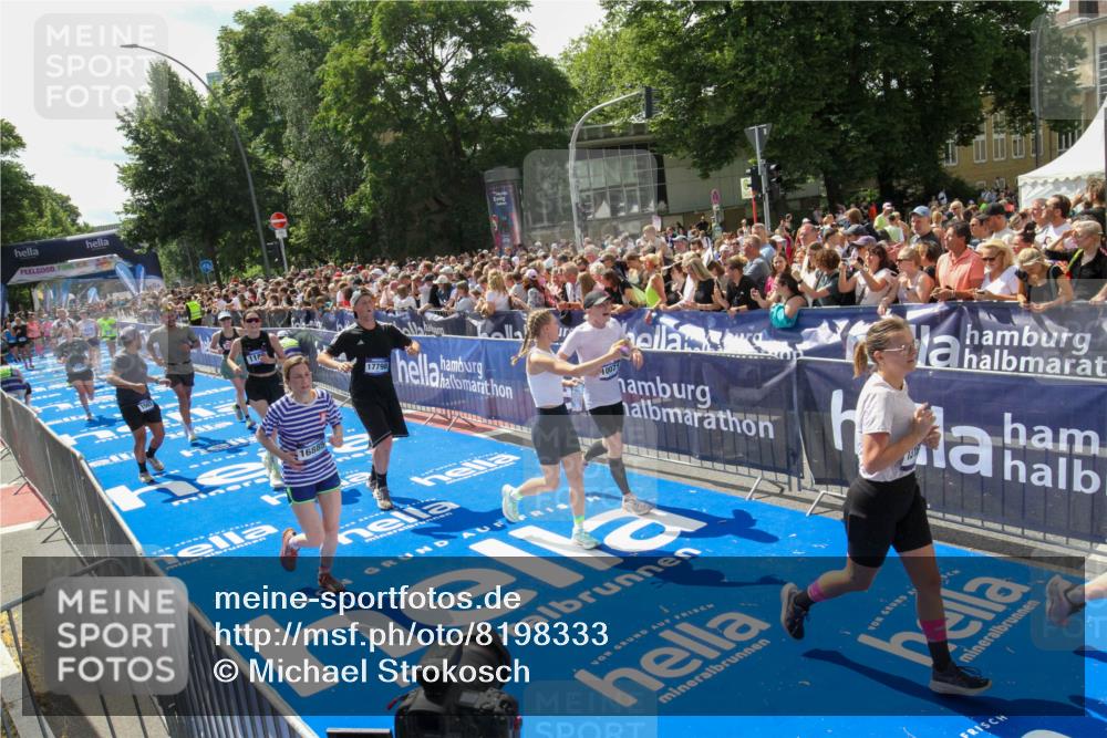 29.06.2025 - hella hamburg halbmarathon Michael Strokosch http://msf.ph/oto/8198333 29.06.2025 11:35:55 Ziel 1189, 1597, 4333, 4650, 6905, 7707, 8530, 10071, 13165, 14930, 16885, 17349, 17798 meine-sportfotos.de