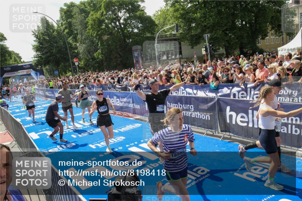 29.06.2025 - hella hamburg halbmarathon Michael Strokosch http://msf.ph/oto/8198418 29.06.2025 11:35:56 Ziel 1189, 1597, 4333, 6905, 7707, 8839, 10071, 13241, 14930, 15078, 16885, 17349, 17798 meine-sportfotos.de