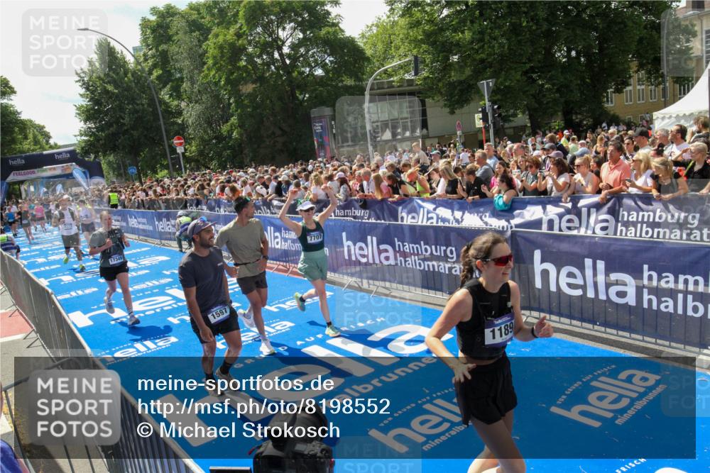 29.06.2025 - hella hamburg halbmarathon Michael Strokosch http://msf.ph/oto/8198552 29.06.2025 11:35:57 Ziel 1189, 1597, 4333, 6905, 7707, 8839, 13241, 14930, 15078, 17349, 17798, 18978 meine-sportfotos.de