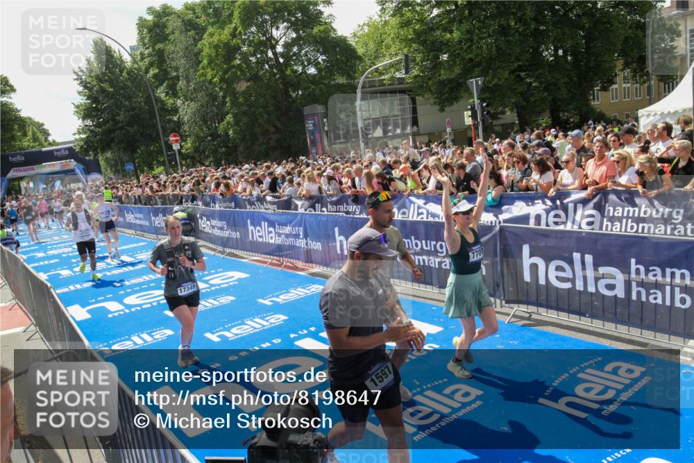 29.06.2025 - hella hamburg halbmarathon Michael Strokosch http://msf.ph/oto/8198647 29.06.2025 11:35:58 Ziel 1597, 4333, 6905, 7707, 8839, 13241, 14930, 15078, 17349, 18917, 18978 meine-sportfotos.de
