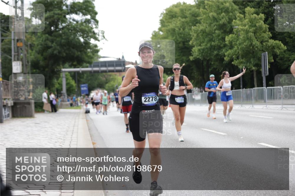29.06.2025 - hella hamburg halbmarathon Jannik Wohlers http://msf.ph/oto/8198679 29.06.2025 10:25:02 Lombardsbrücke 1093, 1627, 2278, 5564, 5814, 6869, 8962, 9811, 9927, 10845, 10846, 11157, 11662, 13510, 13842, 14086, 15016, 15119, 15283, 16421, 16422 meine-sportfotos.de