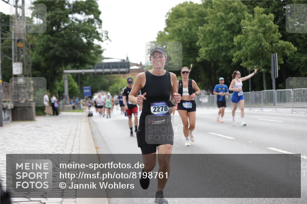 29.06.2025 - hella hamburg halbmarathon Jannik Wohlers http://msf.ph/oto/8198761 29.06.2025 10:25:03 Lombardsbrücke 1093, 1627, 2278, 5564, 6869, 9811, 9927, 10845, 10846, 11157, 11662, 13510, 13842, 15016, 15119, 15283, 16421, 16422 meine-sportfotos.de