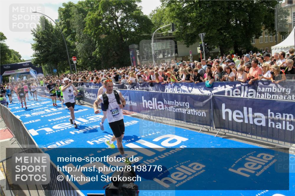 29.06.2025 - hella hamburg halbmarathon Michael Strokosch http://msf.ph/oto/8198776 29.06.2025 11:36:00 Ziel 3340, 4267, 4268, 4315, 4333, 6905, 7629, 8839, 13241, 14930, 15078, 18917, 18978 meine-sportfotos.de