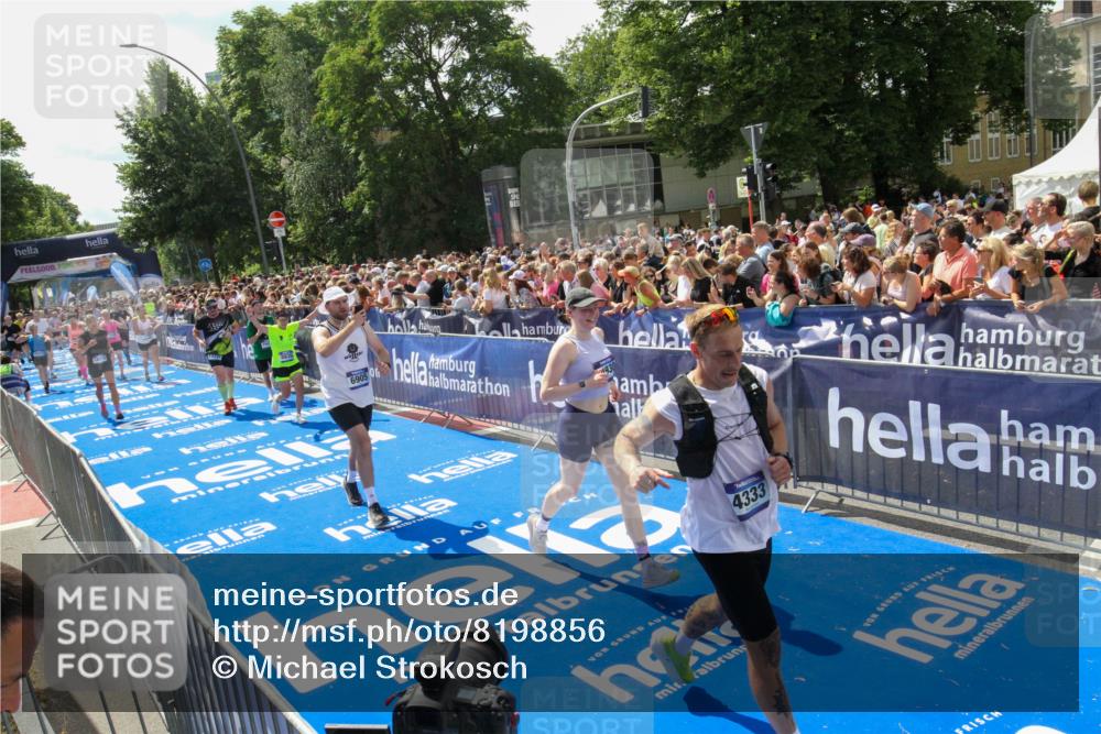 29.06.2025 - hella hamburg halbmarathon Michael Strokosch http://msf.ph/oto/8198856 29.06.2025 11:36:01 Ziel 2815, 3340, 4267, 4268, 4315, 4333, 6905, 7629, 8839, 13241, 14930, 15078, 16874, 17385, 18917, 18978 meine-sportfotos.de