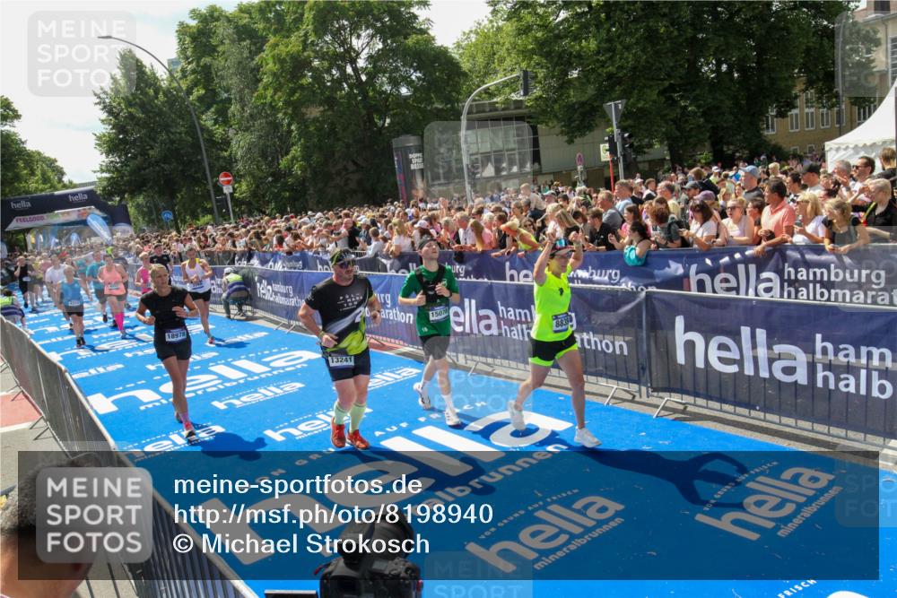 29.06.2025 - hella hamburg halbmarathon Michael Strokosch http://msf.ph/oto/8198940 29.06.2025 11:36:03 Ziel 2815, 3340, 4267, 4268, 4315, 6905, 7629, 8839, 12812, 13241, 15078, 16874, 17385, 18917, 18978 meine-sportfotos.de