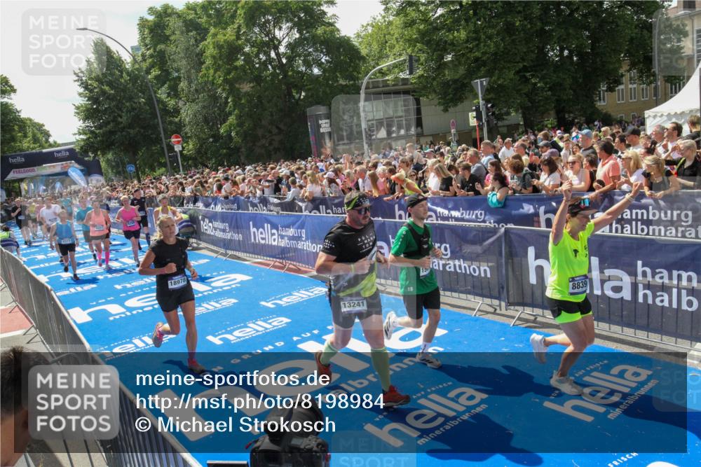29.06.2025 - hella hamburg halbmarathon Michael Strokosch http://msf.ph/oto/8198984 29.06.2025 11:36:04 Ziel 2815, 3340, 4267, 4268, 4315, 5027, 7629, 8839, 12812, 13241, 15078, 16874, 17385, 18917, 18978 meine-sportfotos.de