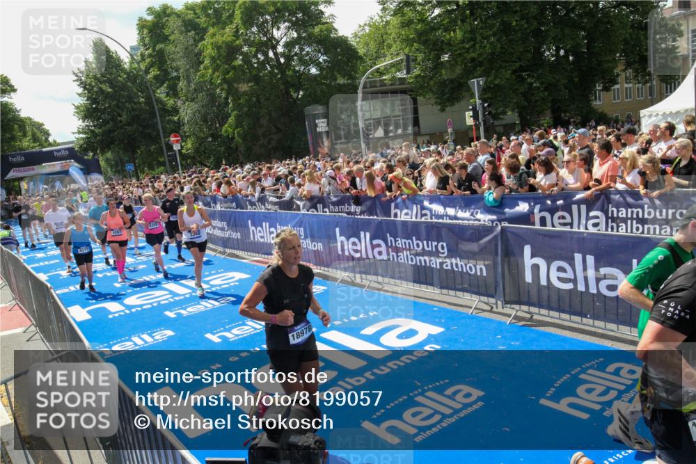 29.06.2025 - hella hamburg halbmarathon Michael Strokosch http://msf.ph/oto/8199057 29.06.2025 11:36:05 Ziel 2815, 3340, 4267, 4268, 4315, 5027, 5611, 5733, 6869, 7324, 7629, 8839, 12812, 13241, 15078, 16874, 17385, 17996, 18917, 18978 meine-sportfotos.de