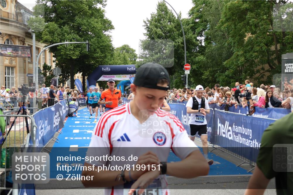 29.06.2025 - hella hamburg halbmarathon Zöllner http://msf.ph/oto/8199151 29.06.2025 10:46:49 Ziel 3976, 6630, 11858, 13940, 14541, 15900, 16175, 17353, 17492, 17669, 17743, 17865, 19128 meine-sportfotos.de
