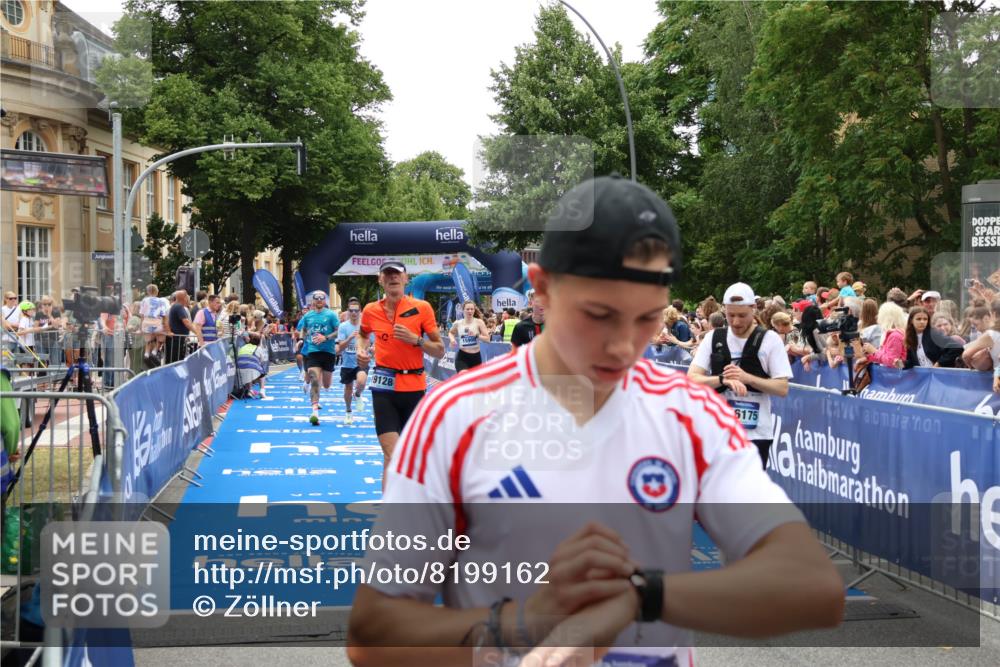 29.06.2025 - hella hamburg halbmarathon Zöllner http://msf.ph/oto/8199162 29.06.2025 10:46:50 Ziel 3976, 6630, 11858, 13940, 14541, 15900, 16175, 17353, 17492, 17669, 17743, 17865, 17892, 19128 meine-sportfotos.de